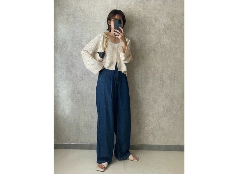薄く軽い夏向け素材のワイドデニムで夏のデニムスタイルに　出典：WEAR