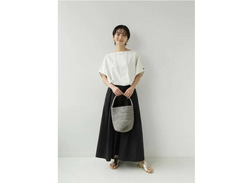 Tシャツも美シルエットの黒ロングスカートで洗練されたモノトーンコーデに　出典：WEAR