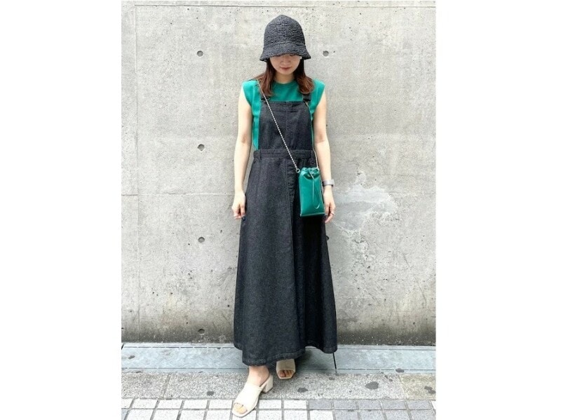 さっと履けるホワイト系のミュールサンダルはどんなコーデにも合う　出典：WEAR