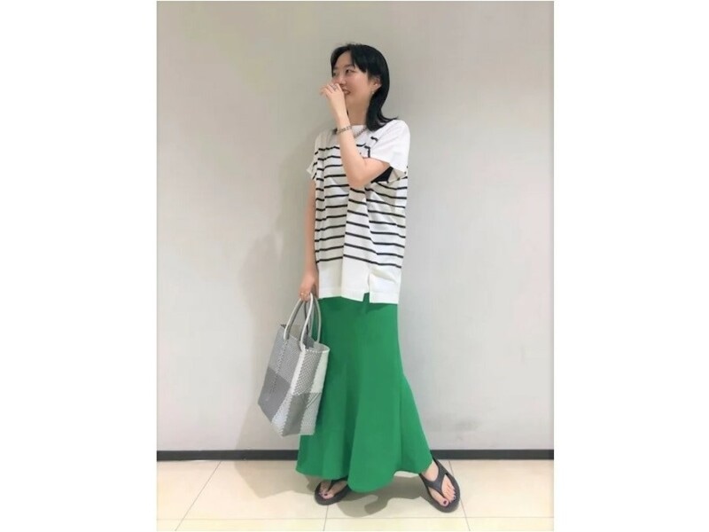 足元に抜け感を出してくれるトングサンダルで今っぽさをアップ　出典：WEAR