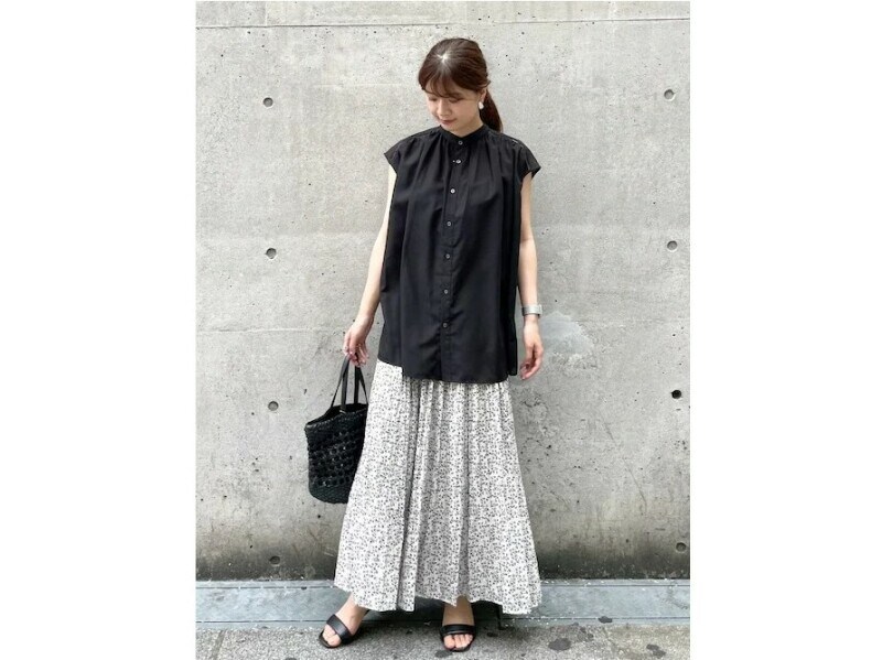 きれいめ派にもシンプルなバーサンダルが一押し　出典：WEAR