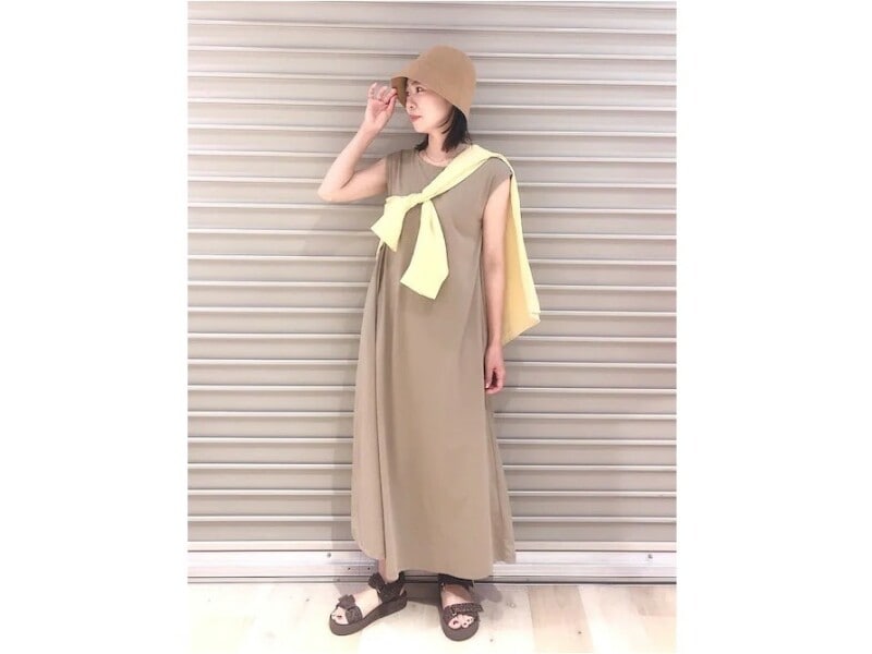 動きやすいスポーツサンダルもブラウンやベージュ系なら、よりこなれて見える　出典：WEAR