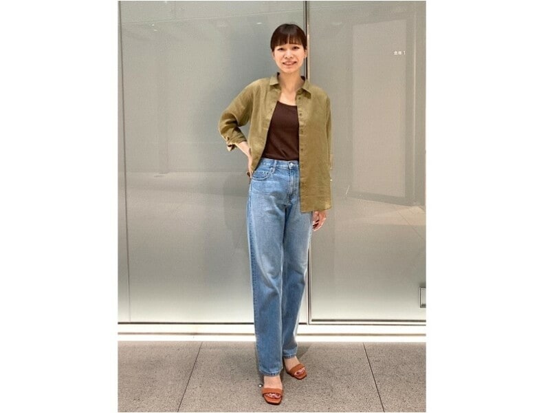 エアリズムのタンクトップにリネンシャツを羽織って暑い日も快適 出典:StyleHint