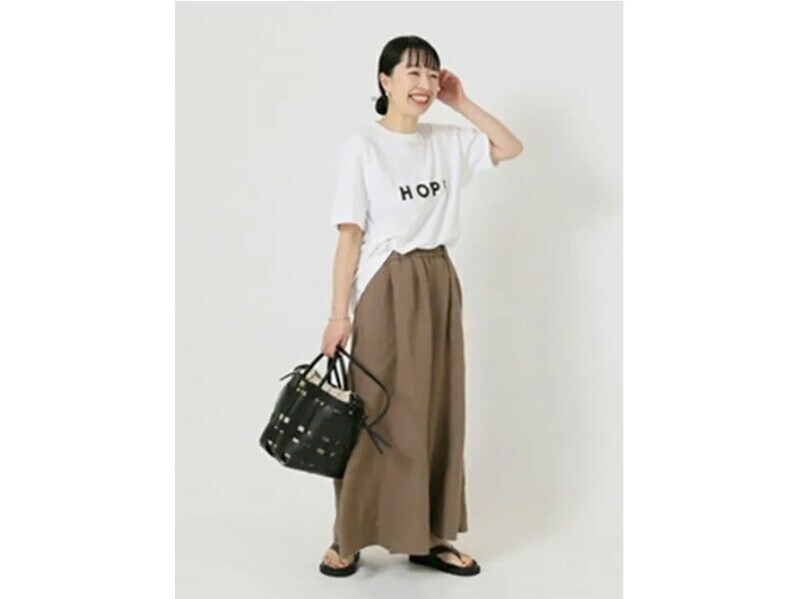 【OKコーデ】フロント部分のみウエストインしたり、かっちりしたバッグでメリハリを　出典：WEAR
