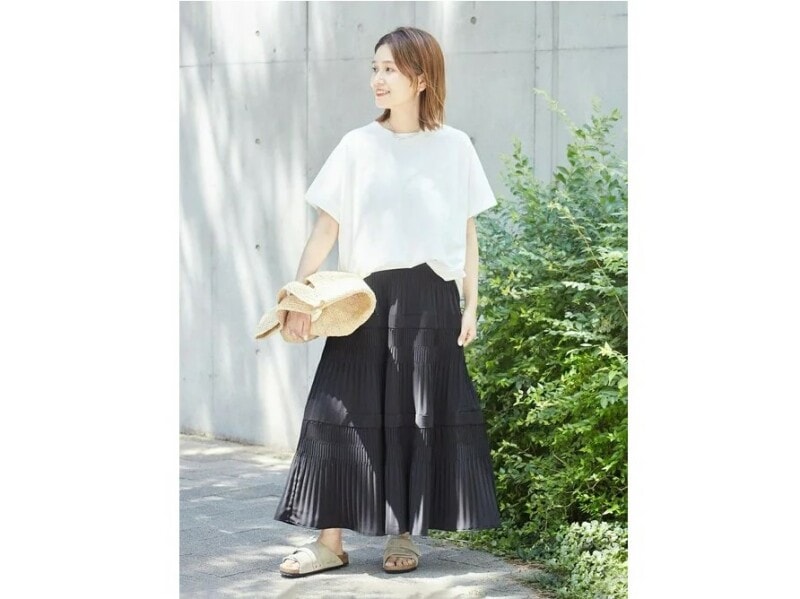 【OKコーデ】フロント部分を軽くウエストインしたり、かっちりしたバッグでメリハリを　出典：WEAR