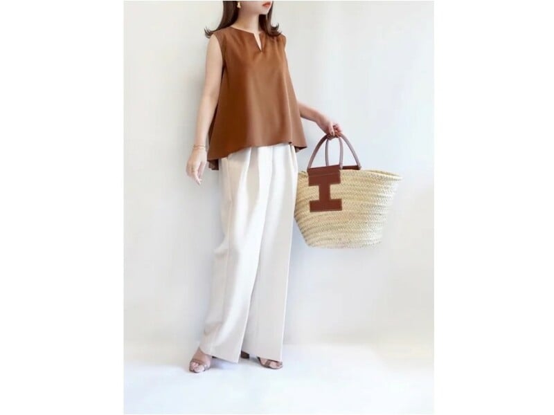 たっぷりと幅を取ったきれいめ白パンツなら体型も拾わずに◎　出典：WEAR