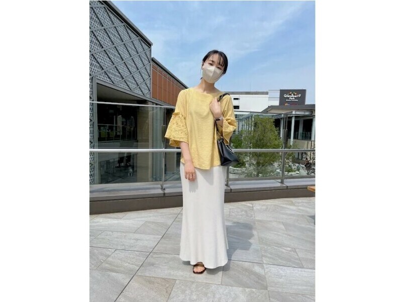 腰まわりにフィット感のあるマーメイドスカートは丈が長めのトップスと　出典：WEAR