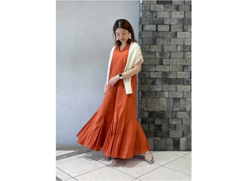 【OKコーデ】切替なしのAライン、または大人にあった切替え入りワンピがおすすすめ　出典：WEAR