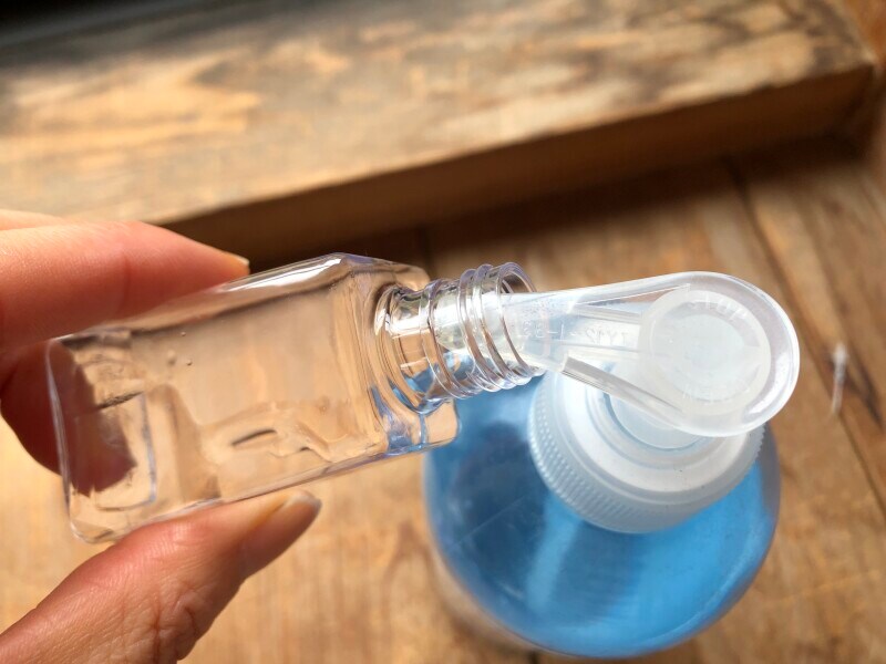 ボトルのキャップを外して詰め替えていく