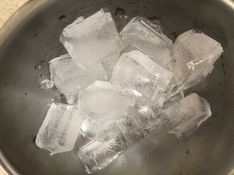 製氷皿の裏を水で濡らしたり、ひねったりすると氷が取れやすい