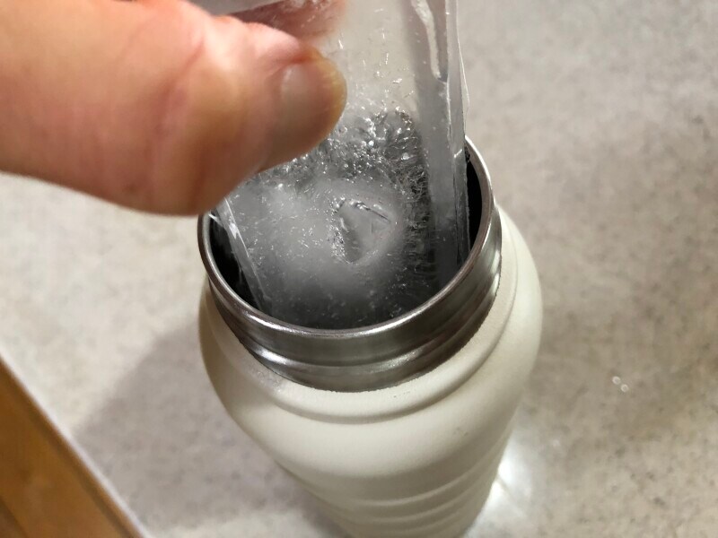 口が大きめの水筒なら入る