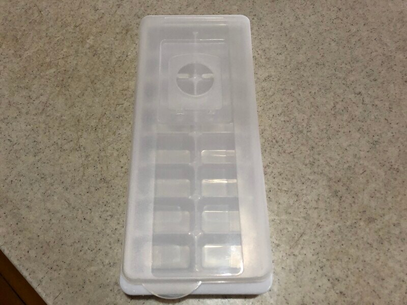 フタの上の方に水を入れるところがある。フタは取り外し可能