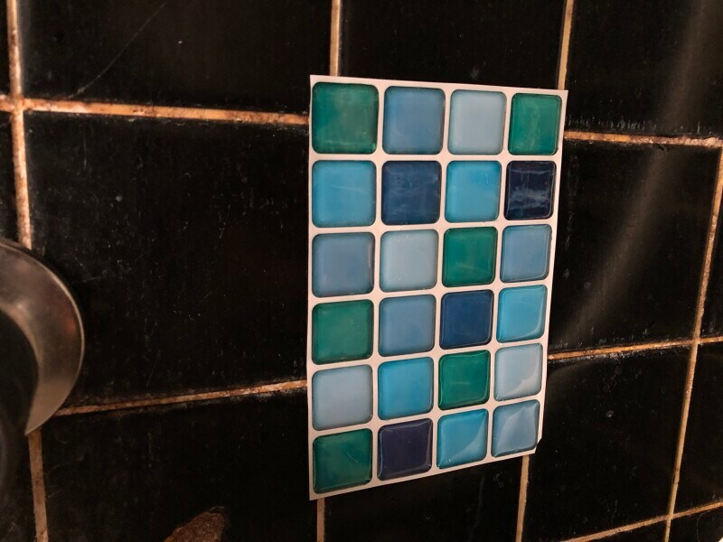 タイルの汚れを拭き取って貼り付ける