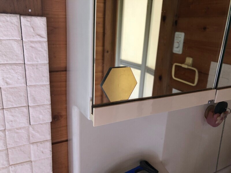 試験的に洗面台の鏡に貼ってみる