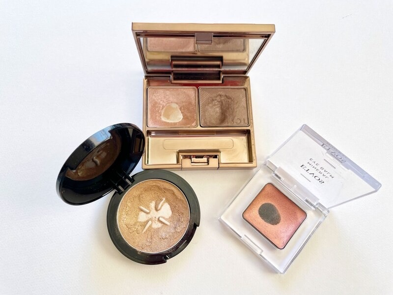 化粧品の捨て方は容器と中身を分けて別々にするのが基本。パウダータイプはティッシュか新聞紙を用意しよう