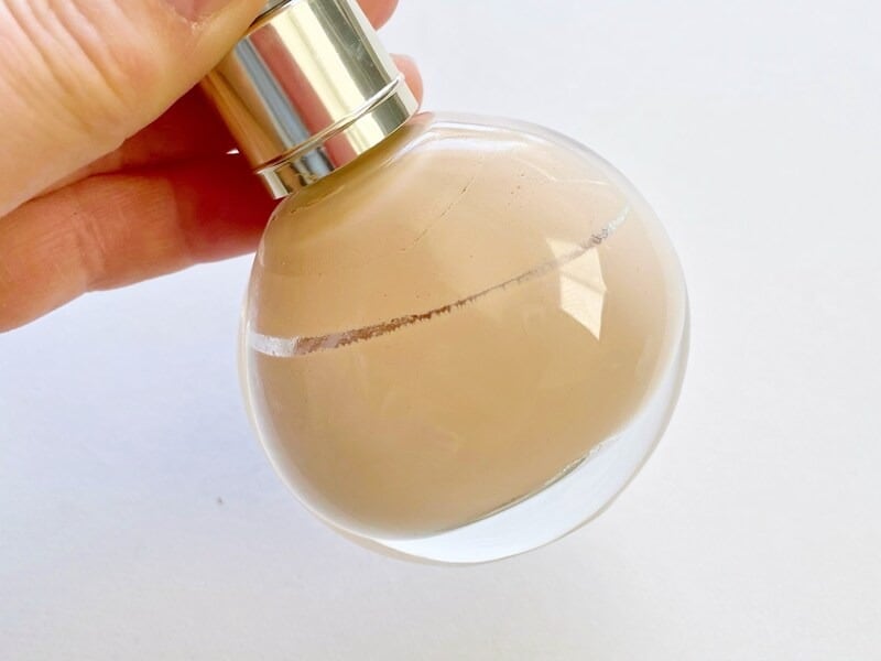 リキッドタイプの化粧品はキッチンペーパーやティッシュに染み込ませ、出し切ってから捨てる