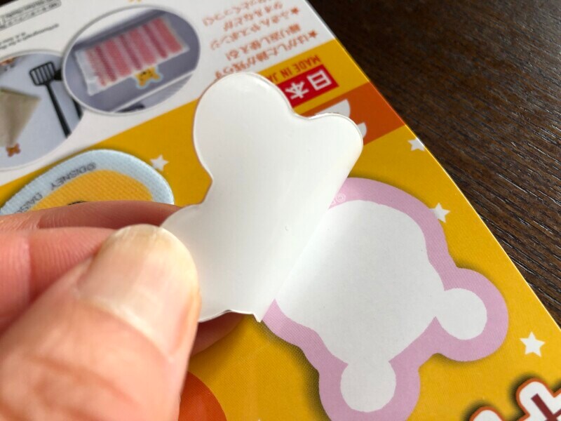 キャッチフックはシール状になっている