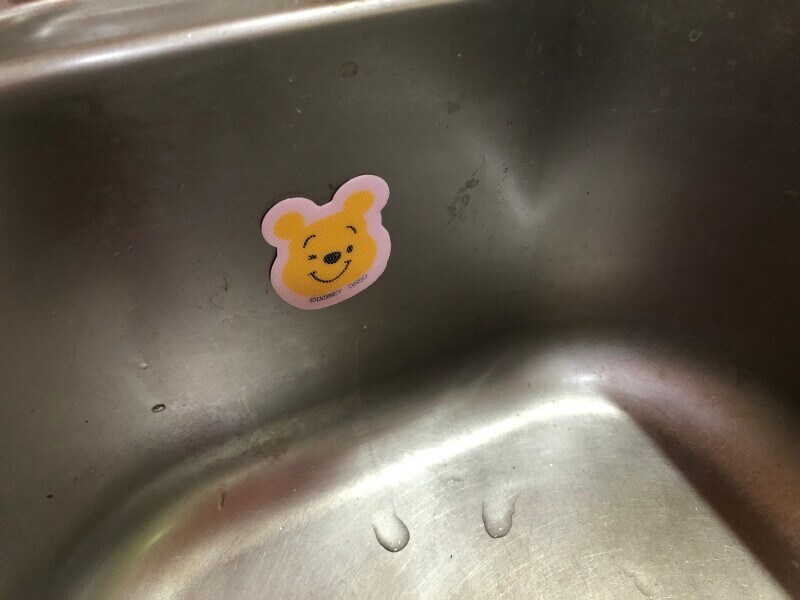 キャッチフックはシンクの内側に貼って使える