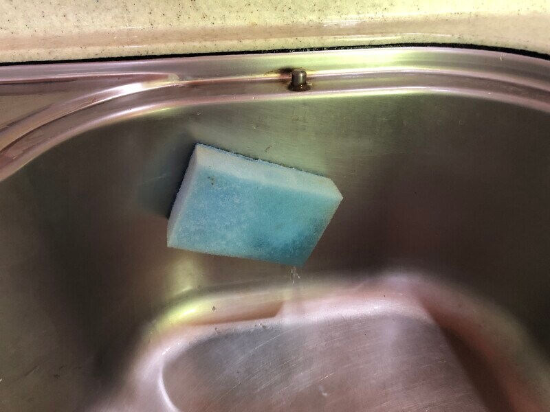 スポンジを軽く押さえつければくっつく