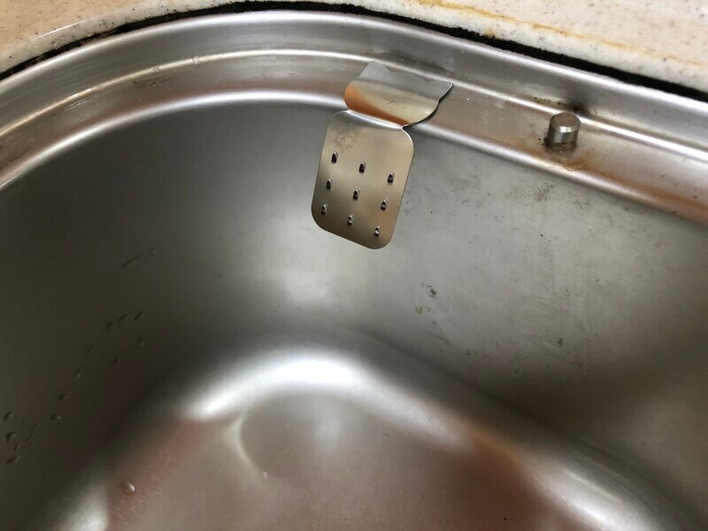 ダイソーの「水キレの良いスポンジホルダー」