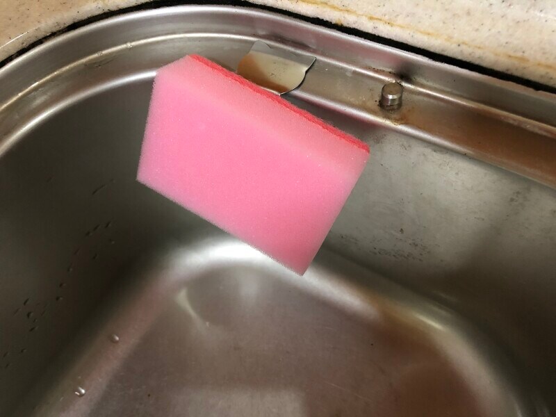 角度を調整するとスポンジを浮かせることができる