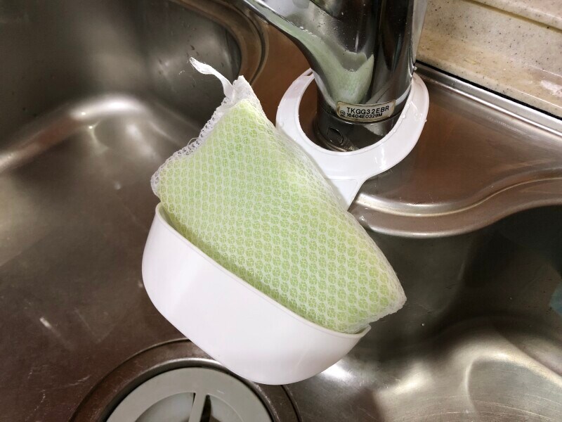 蛇口に引っ掛ける「ポケットハンガー」