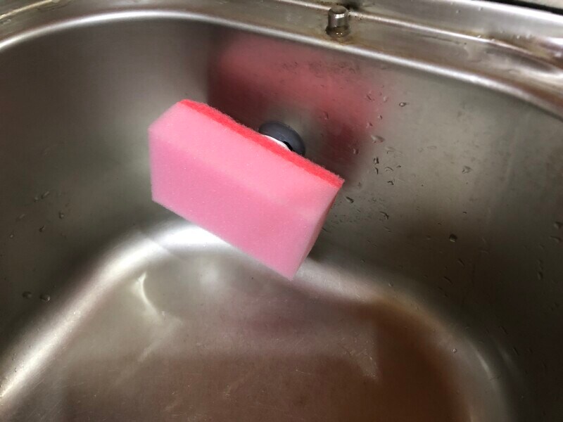 吸盤タイプ。スポンジを浮かせることができる