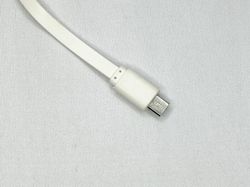 こちらはmicro USB端子。数年前のAndroidスマートフォンで多く用いられていたものだが、現在でも安価なスマートフォン周辺機器などで用いられているケースが見られる