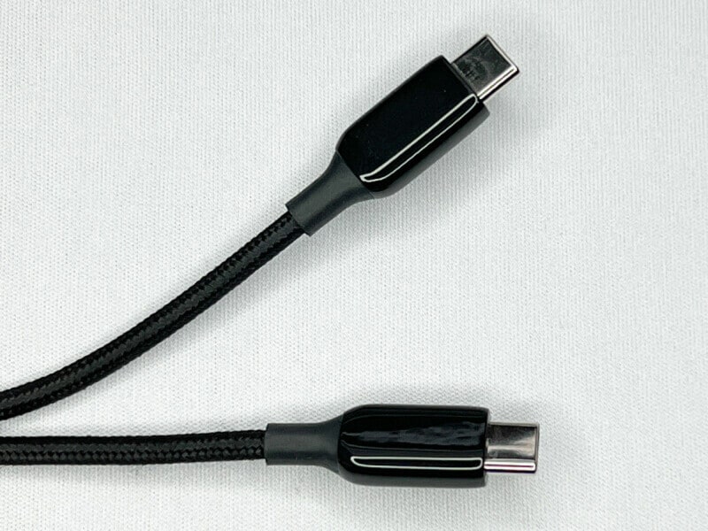 USB Type-Cでは双方向の電力供給が可能なことから、端子を統一し、どちら側から挿入しても使えるようになっているものもある