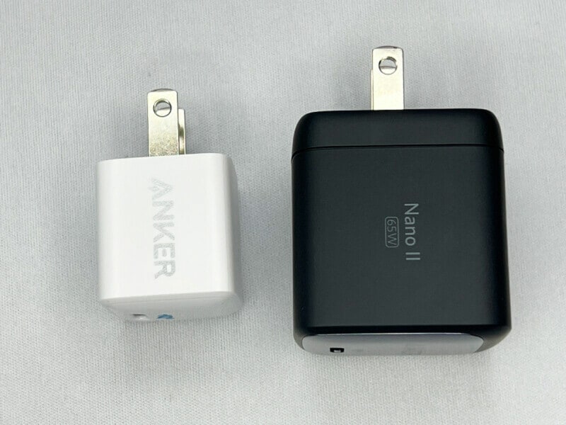 同じアンカー製のUSB PD対応充電器。左は20W、右は65Wの出力に対応しているという違いがあり、左の充電器でパソコンの充電はできない