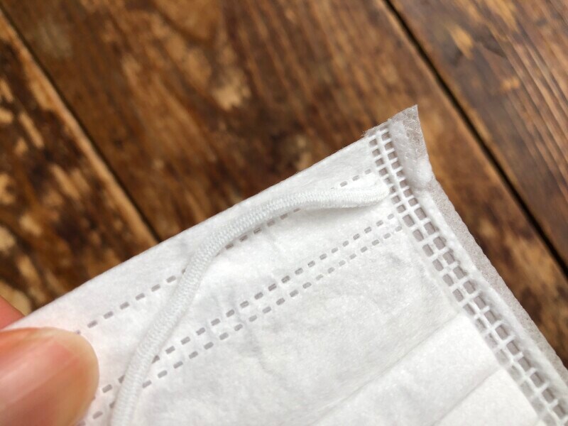 ダイソーの「不織布マスク　30枚　ふつうサイズ」はゴムがついている部分もきれいに処理されている