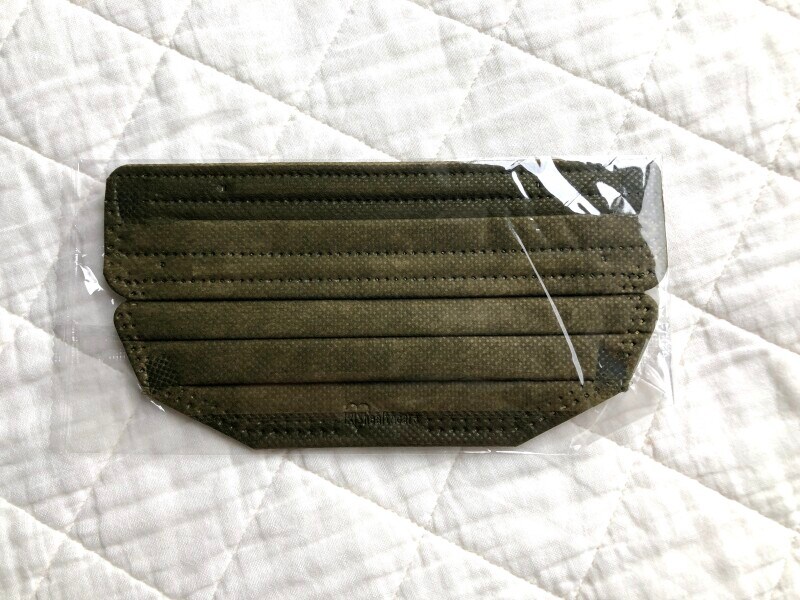 濃いめの抹茶のような色合いの「オリーブカーキ」