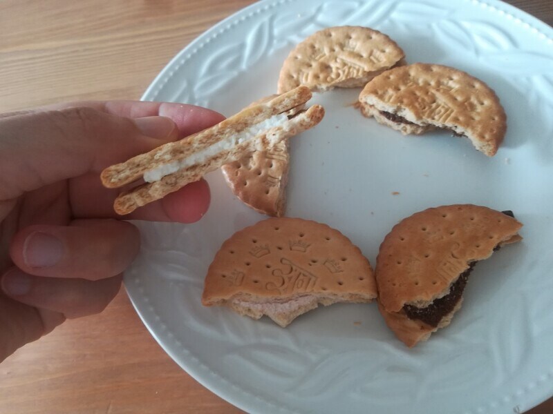 業務スーパーの「MEGACHOK サンドイッチビスケット」の味