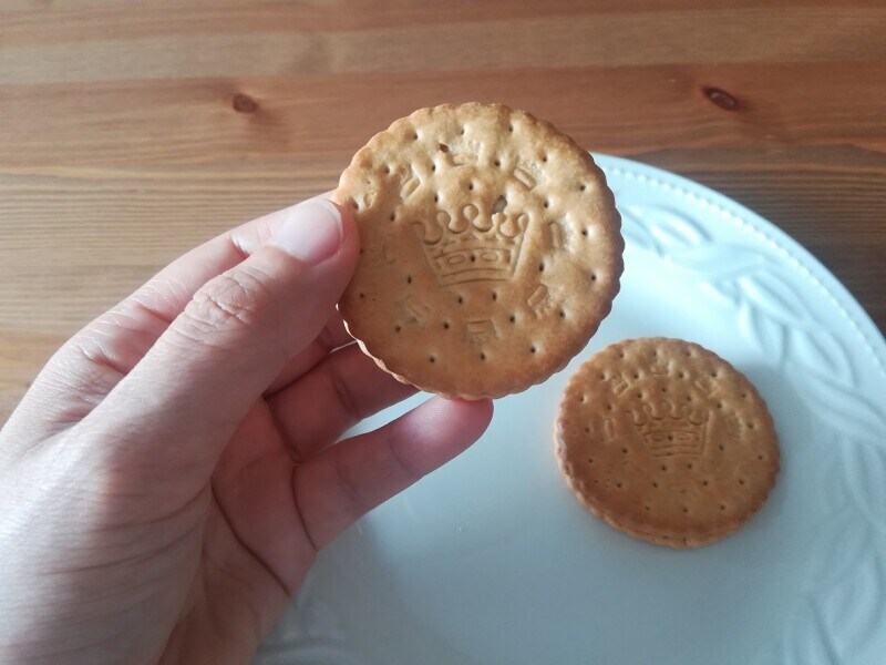 業務スーパーの「MEGACHOK サンドイッチビスケット」