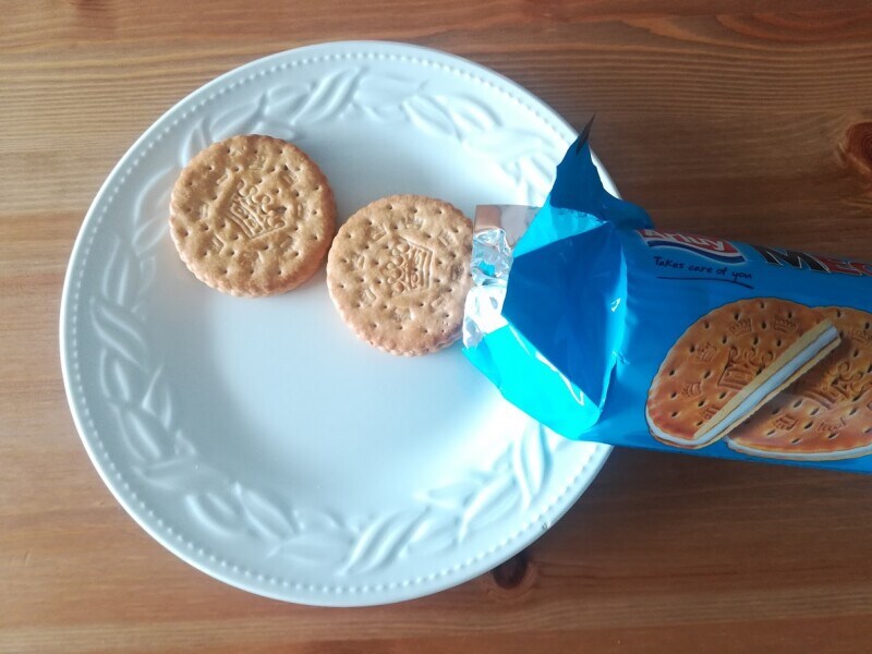 業務スーパーの「MEGACHOK サンドイッチビスケット」