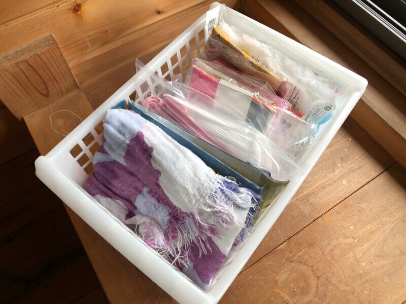 ストールやマスク入れにもなる