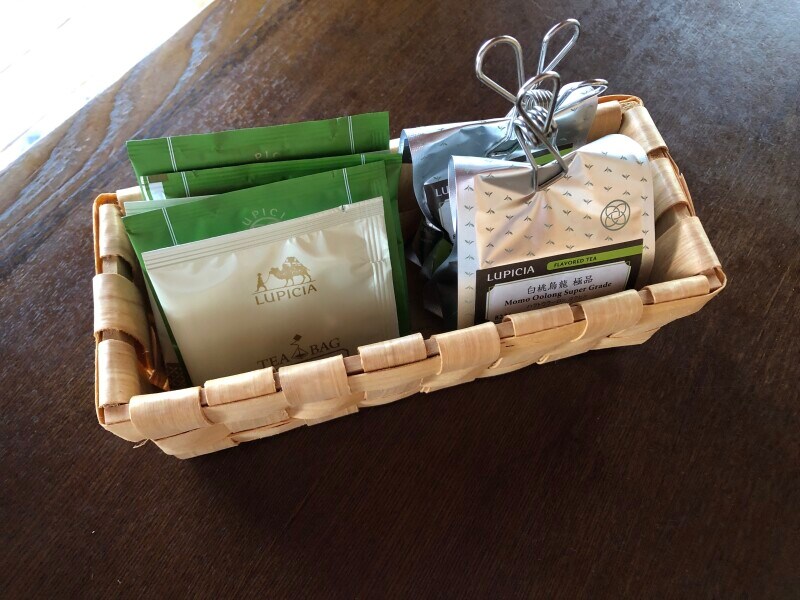 「セリアの水彩バスケット　長角」に紅茶などを入れている