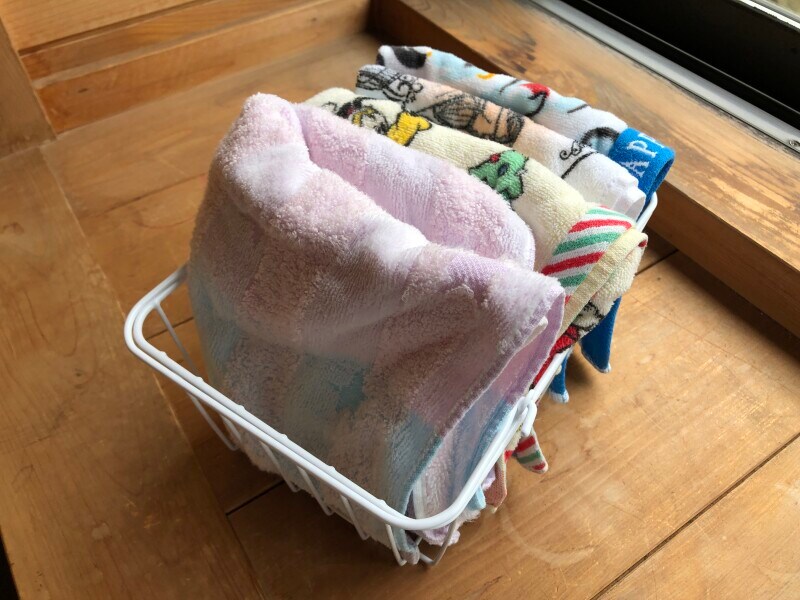 「セリアのワイヤーシンプルバスケット」にタオルを入れている