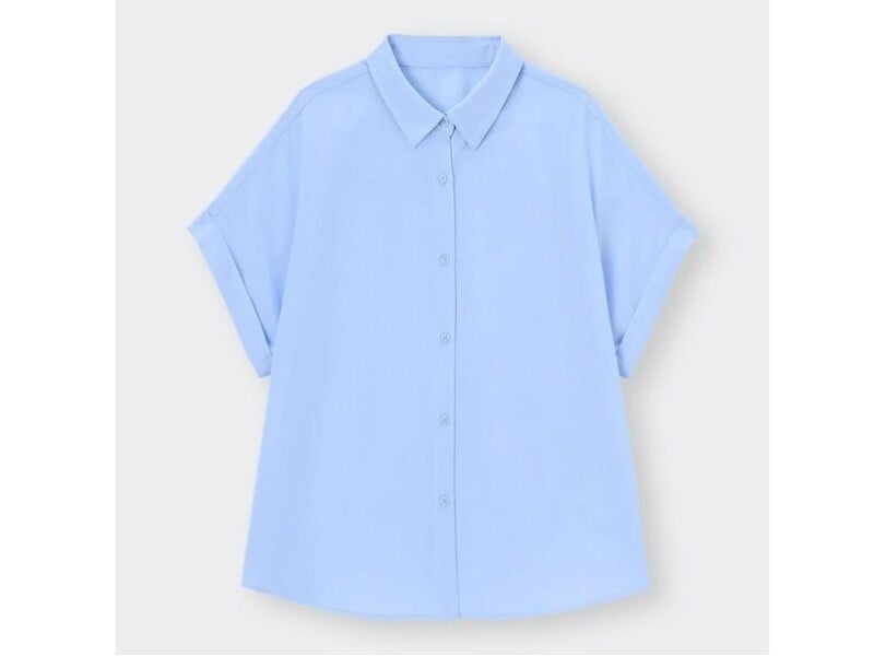 ジーユー　エアリーシャツ　990円（税込）※なくなり次第販売終了