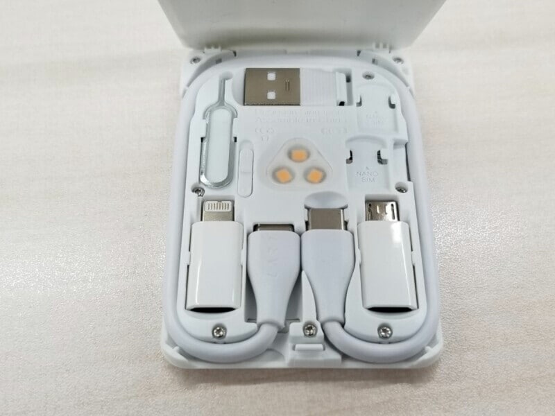 6種類のケーブルを収納している