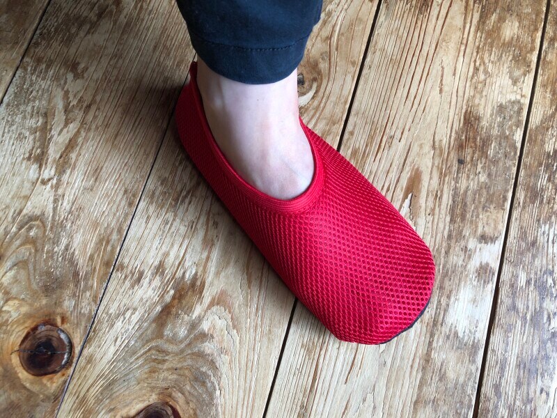 ダイソーの「おうちメッシュスリッパ」は足を包み込んでくれる