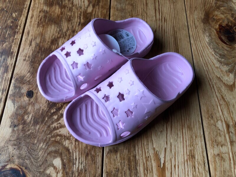 セリアで買える、子ども用のスリッパ「ソフトサンダル」