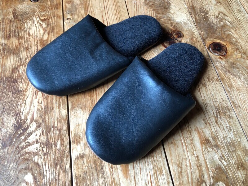 トイレで使えるダイソーの「レザー調スリッパ」