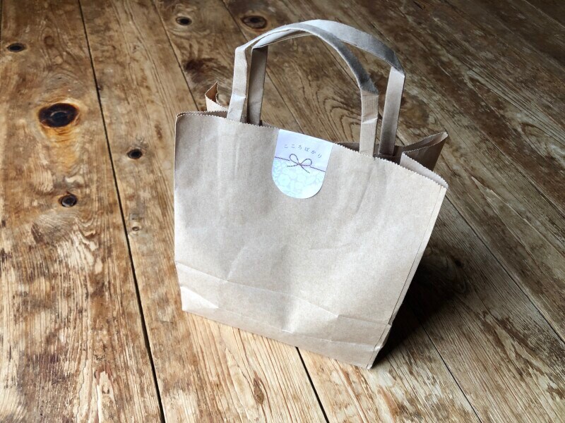 「のしーる　ノルディック&ジャパニーズ」で紙袋の口をとめる