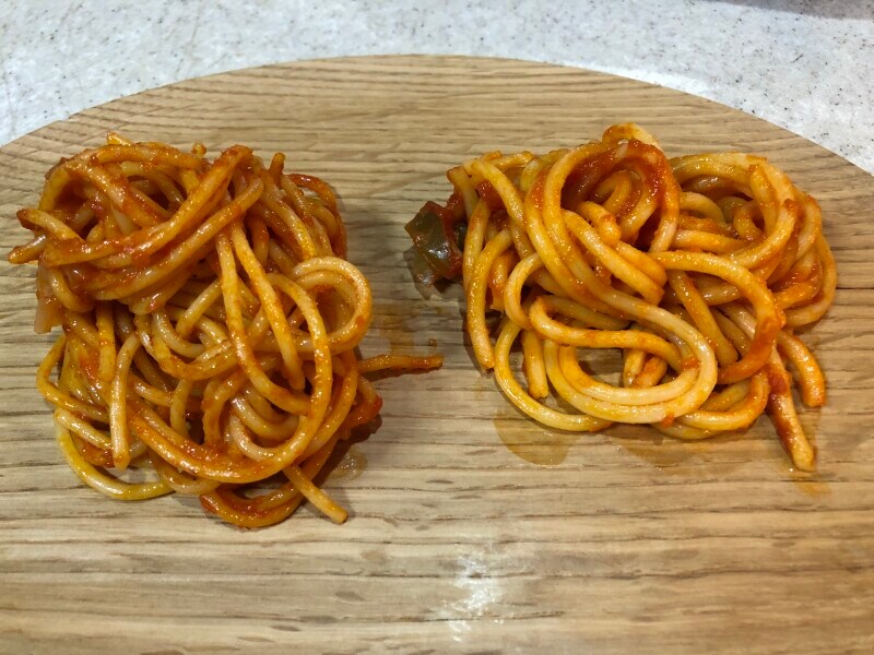 左がファミマ、右がローソンのナポリタン