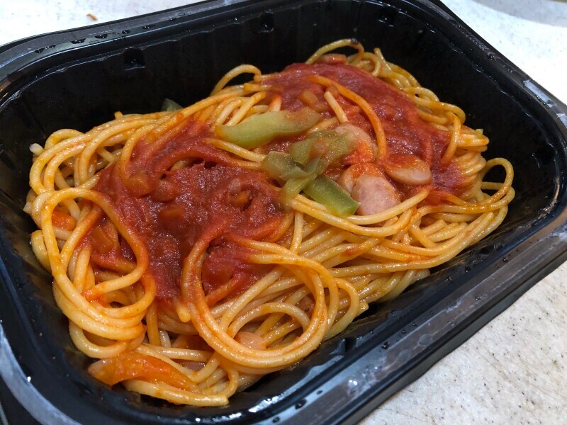 加熱したファミマの「香ばし炒め！ジューシーナポリタン」