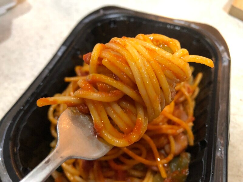 ファミマの「香ばし炒め！ジューシーナポリタン」の麺は細め