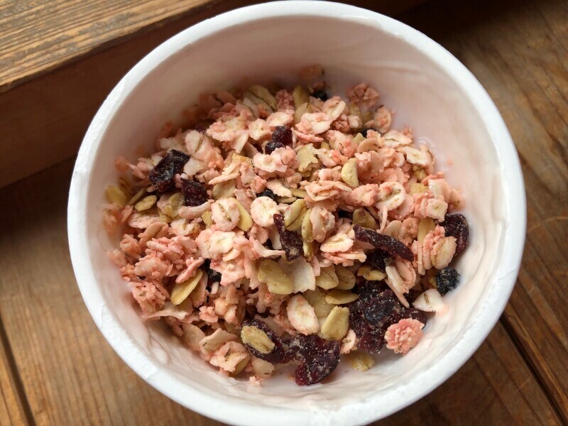 シリアルをヨーグルトの中へ