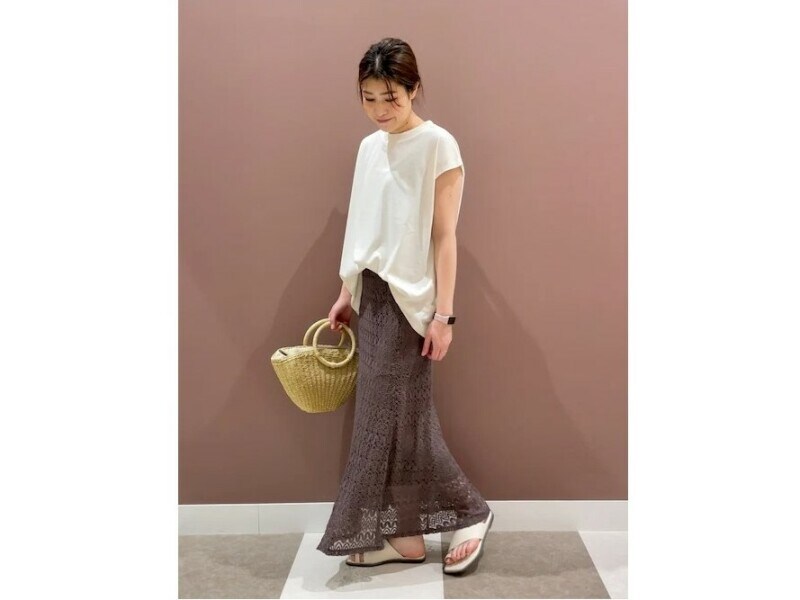 付かず離れず、程よくゆとりのあるサイズ感でカバー＆すっきり見えるフレンチスリーブも優秀　出典：WEAR