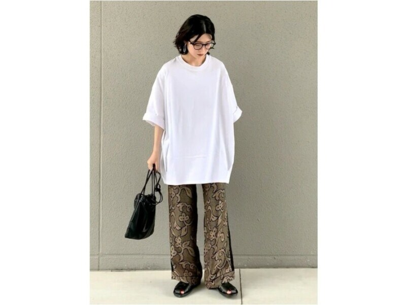 ゆったりしたオーバーサイズはヘアメイクや小物使いで大人っぽく　出典：WEAR